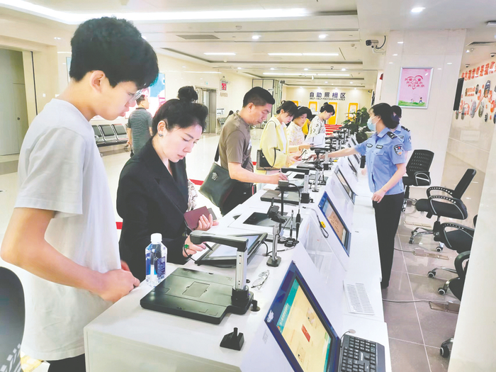 市民在南宁市公安局出入境管理分局接待大厅办理业务。记者 朱新韬 摄