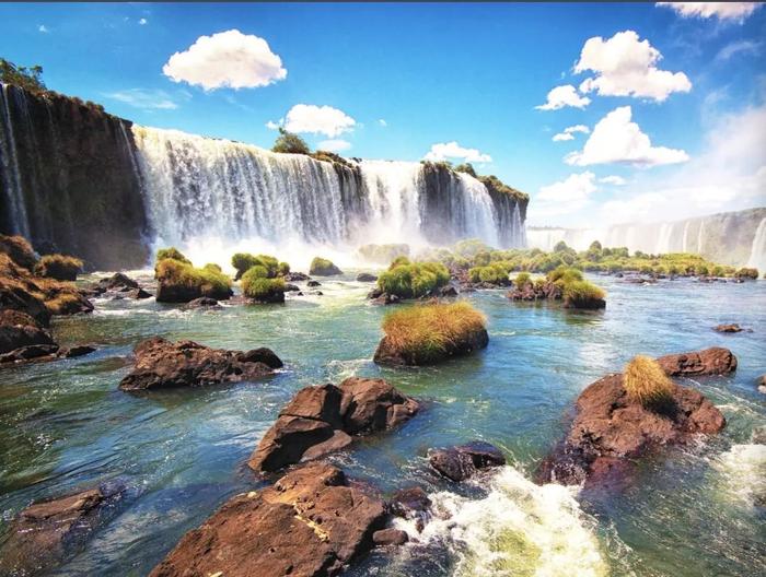 ·伊瓜苏瀑布被誉为“南美第一奇观”。