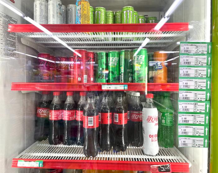 北京某超市内，500毫升瓶装可乐单价为3.5元。有意思报告/摄