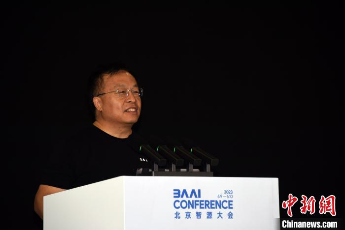 智源研究院院长黄铁军发布《2023智源研究院进展报告》。　中新社记者 孙自法 摄