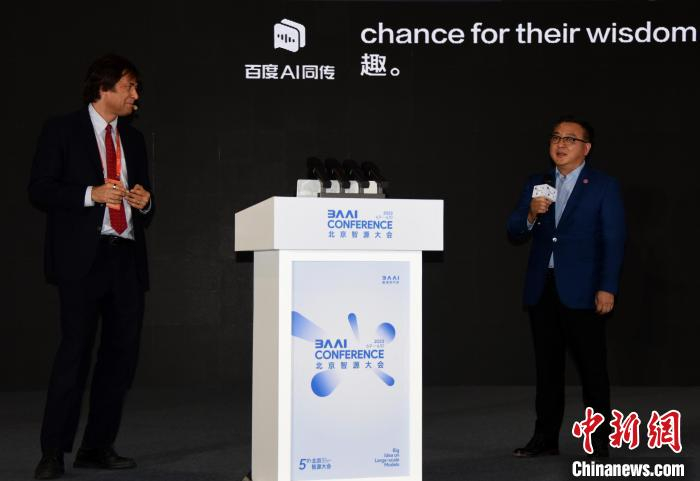 未来生命研究所创始人Max Tegmark（左）与清华大学讲席教授张亚勤对话。　中新社记者 孙自法　摄
