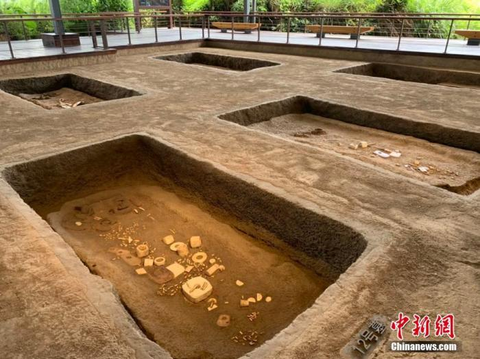 其遗产的整体价值由城址,外围水利系统,分等级墓地(含祭坛)和以良渚