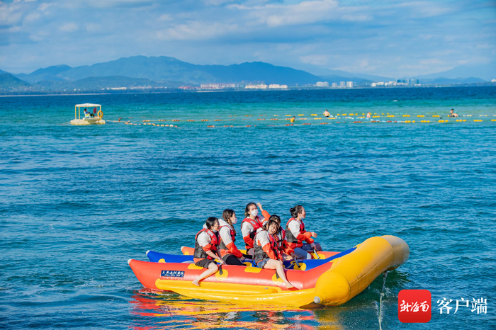 游客在蜈支洲岛体验水上项目。景区供图