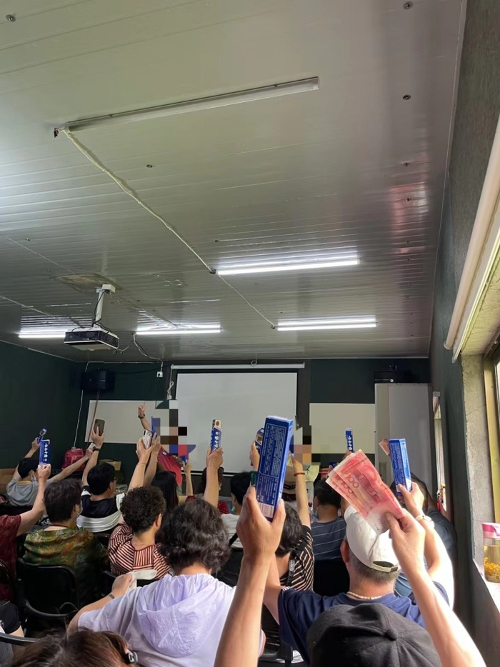 图片说明：大家一手拿钱一手举货