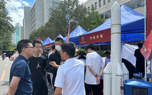 高中学生也来到学校现场了解专业情况。 新京报记者刘洋 摄