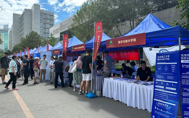 学生、家长在北理工各学院展台前咨询。 新京报记者刘洋 摄