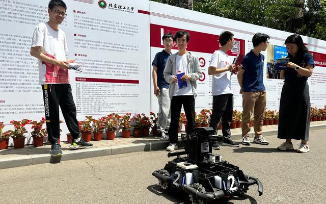 6月11日，北京理工大学学生在现场展示机器人。 新京报记者刘洋 摄
