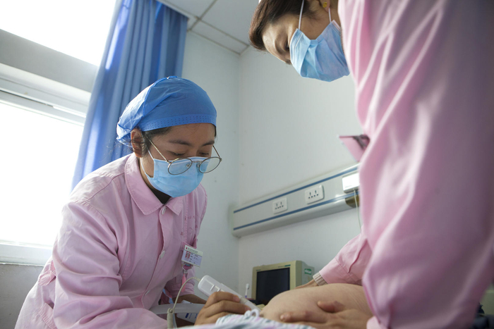 ▲2020年2月22日，四川都江堰，40岁的高龄产妇叶女士顺利生下一名女婴。护士对孕妇做术前检查 资料图片