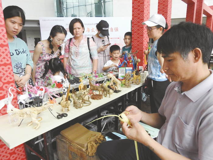     ▲南宁博物馆“体验非遗技艺”集市，好玩有趣的棕编工艺品让大家爱不释手