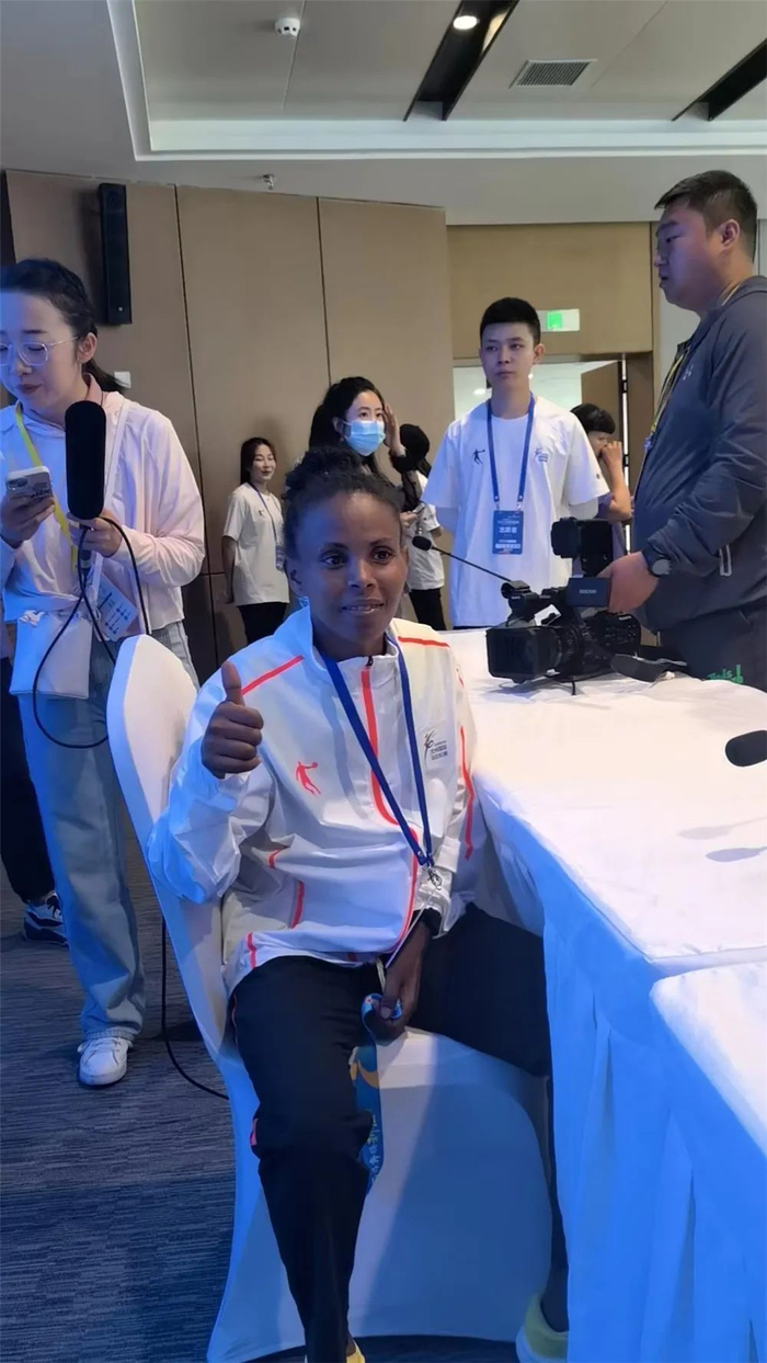 ▲女子全程马拉松冠军莱特布兰·海莱·格布雷斯拉萨。