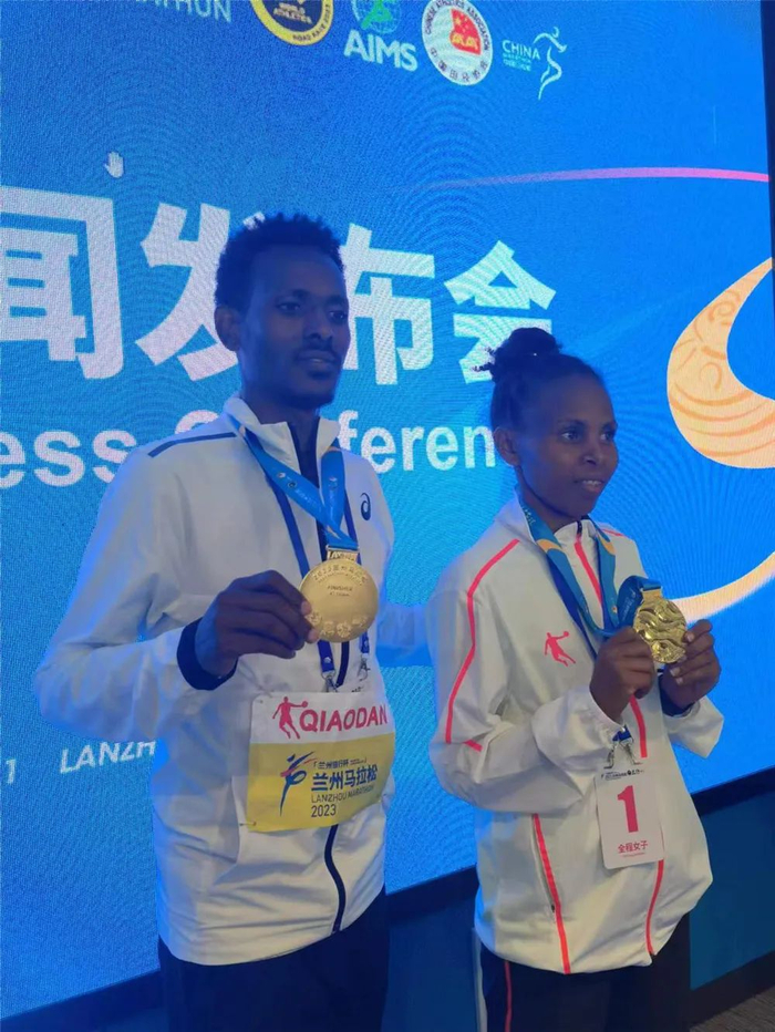 ▲两位冠军接受采访。