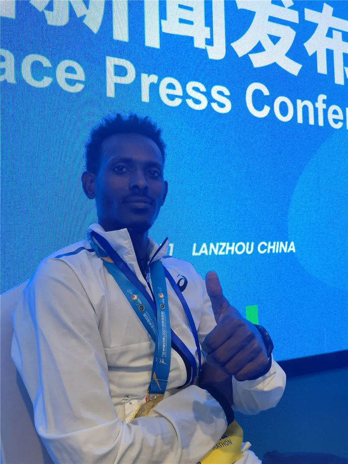 ▲男子全程马拉松冠军海勒马里亚姆·基罗斯