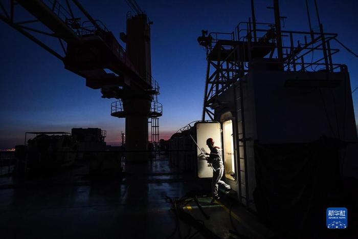 锁旭宏从“一航津安1”号沉管运输安装一体船前甲板设备房取出设备准备工作（2022年7月22日摄）。新华社记者 刘大伟 摄