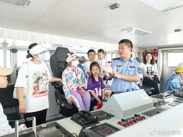 海监3015船上，天津市海监执法总队队员向登船群众讲述海洋执法故事。段春祥 摄