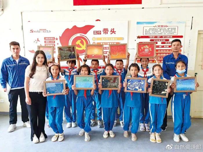 新疆喀什英吾斯坦乡中心小学的小朋友收到上海大朋友用鱼骨制成的海洋图画。上海海洋大学供图