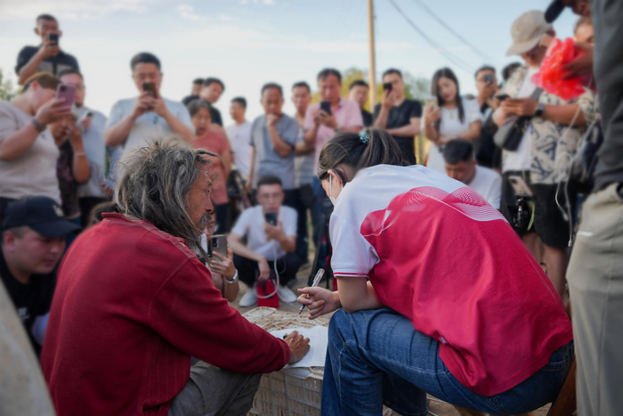 ↑刘老师正在给一名学生补课，四周围满了主播