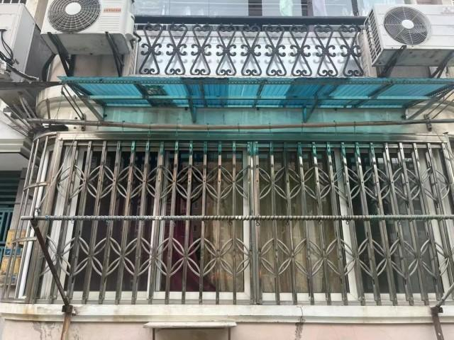 △6月7日，被投诉拆除承重墙的居民家里停止施工。