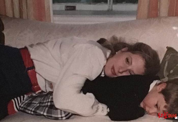 ↑小时候的亚历山大与其母亲苏珊