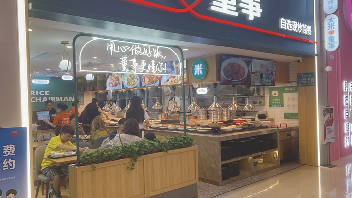     ▲连锁快餐店以较好的用餐环境和服务吸引消费者