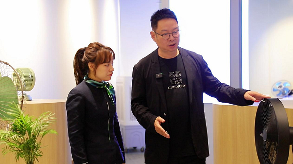 民生银行工作人员上门调研企业经营情况。（受访单位供图）