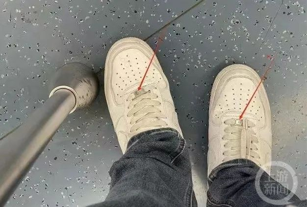 ▲小伙在地铁上被两名女子怀疑在鞋子上安装了小型摄像头。