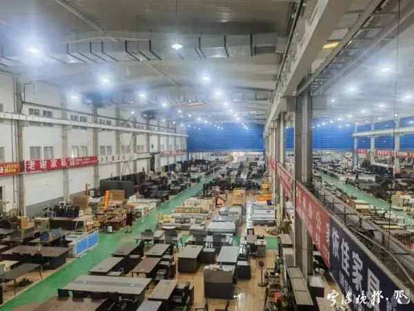 新三号桥家具市场内部场景。记者 毛雷君/摄