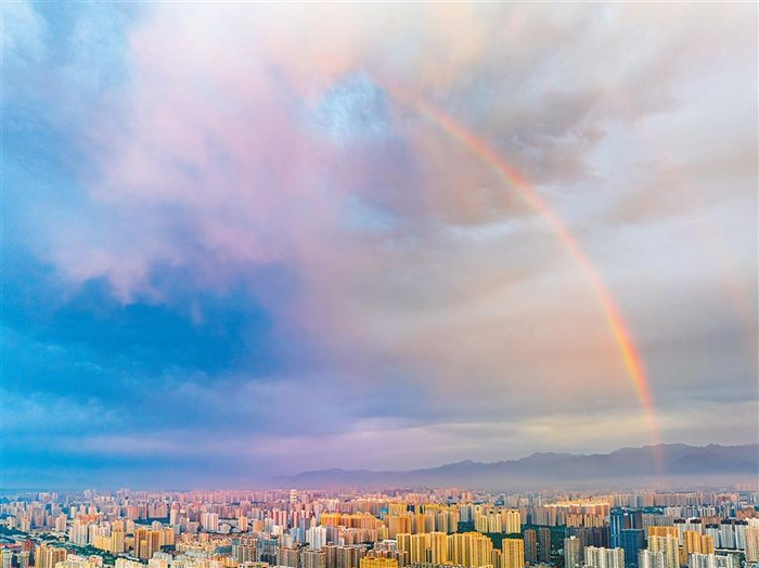 6月12日傍晚，雨后的西安上空出现彩虹。 通讯员 赵军森 摄