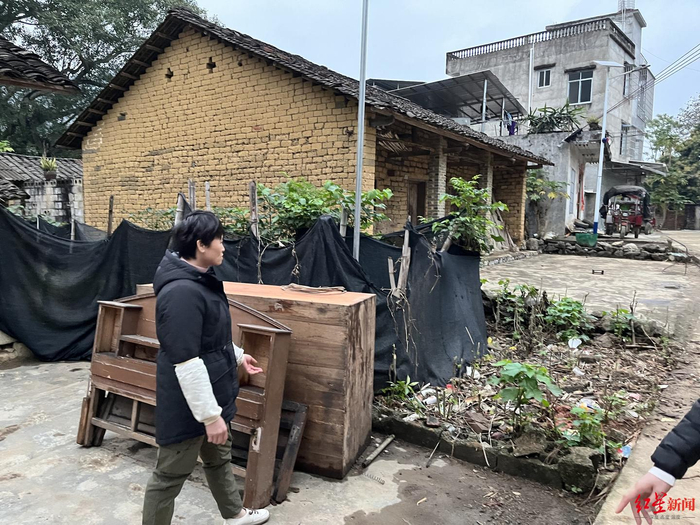 ↑梁春林曾在自家院坝亲眼目睹哥哥中枪