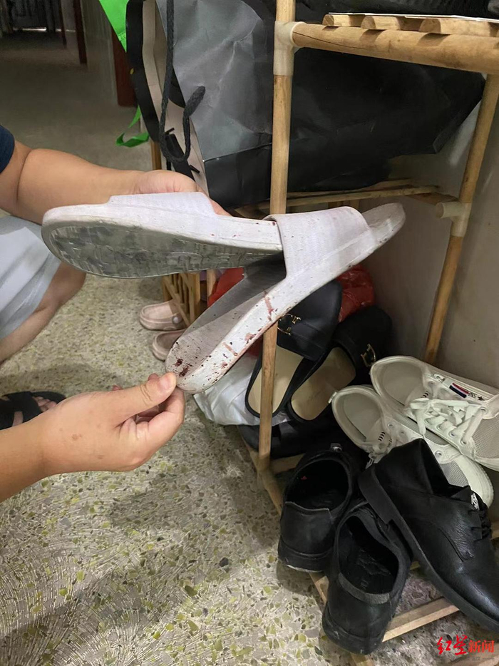 ↑门口摆放的鞋子上还留有一些血迹