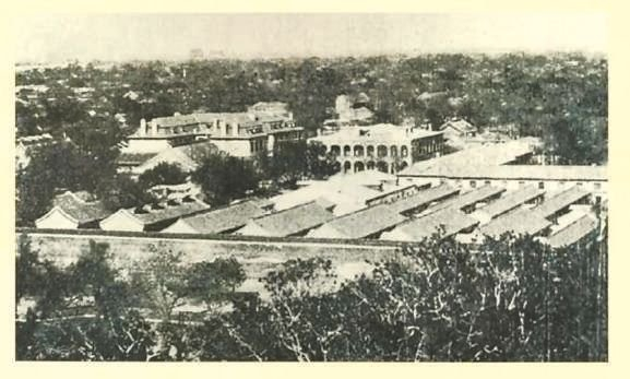 　　1918年刊印的《国立北京大学廿周年纪念册》中所附马神庙校舍照片