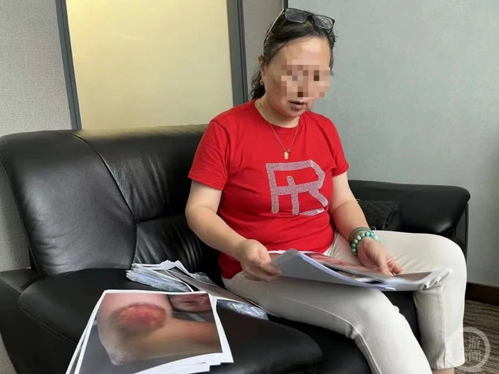 ▲6月12日，刘女士向记者介绍，此前为了躲避家暴前往香港生活11年。摄影/上游新闻记者 萧鹏