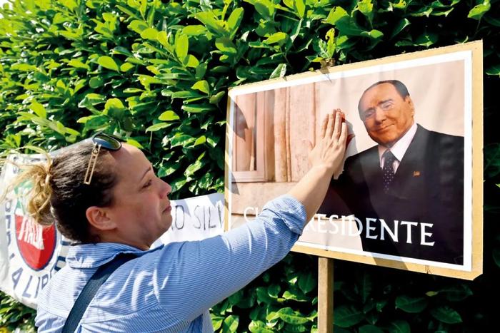 6月12日，意大利阿尔科雷，人们在贝卢斯科尼的住所外进行悼念。图/视觉中国
