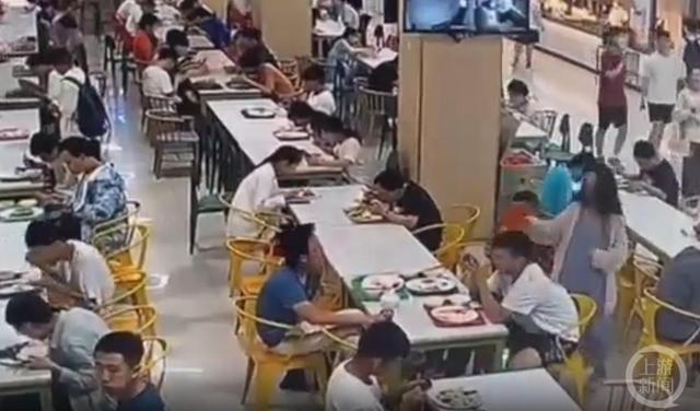 ▲女同学从身后扣饭。图片来源/视频截图