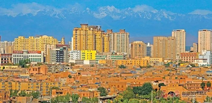 迎着初升的太阳，喀什古城、新城和远处的雪山遥相辉映（资料图片）。石榴云/新疆日报记者蔡增乐摄