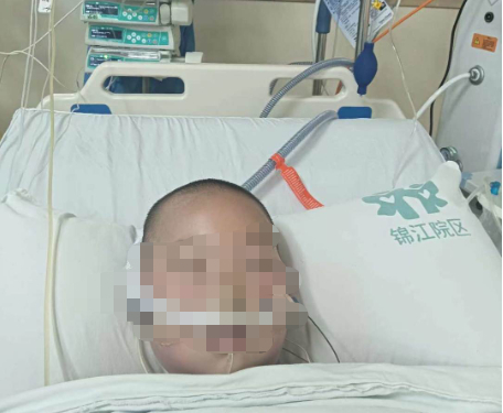 ↑小雨正在接受治疗