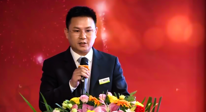 图为曹邦国进行就职发言