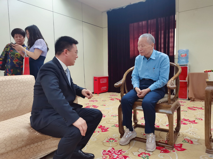 图为院俞梦孙院士与曹邦国进行交流