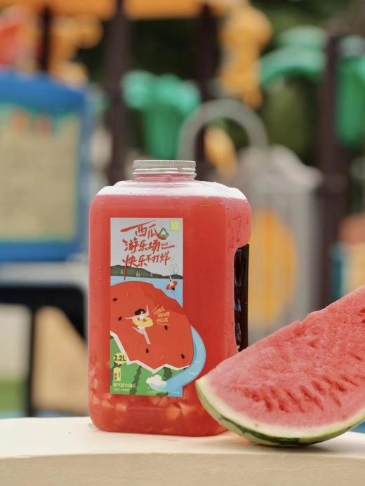 奈雪的茶推出2.2升装“霸气超大桶瓜”产品。