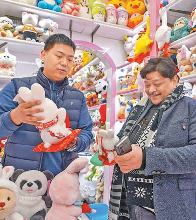 　　义乌国际商贸城的商户正在和客商洽谈毛绒玩具订单。　　章勇涛摄