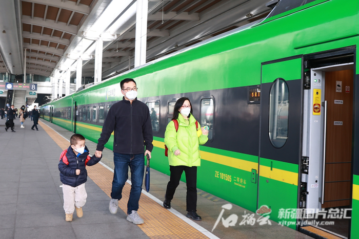 4月1日，旅客准备乘坐乌鲁木齐至克拉玛依方向的一站直达城际旅客列车。陈继伟摄