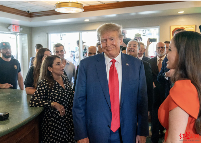 ↑在听证会结束后，特朗普前往迈阿密的一处餐厅，其支持者们再次唱响生日歌