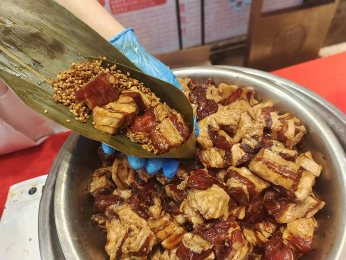 一个大肉粽要放4块黑毛猪肉。劳动报记者陆燕婷 摄影