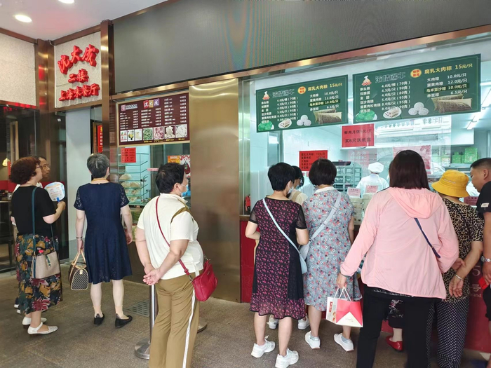 沈大成南京东路店排队买粽子。劳动报记者陆燕婷 摄影