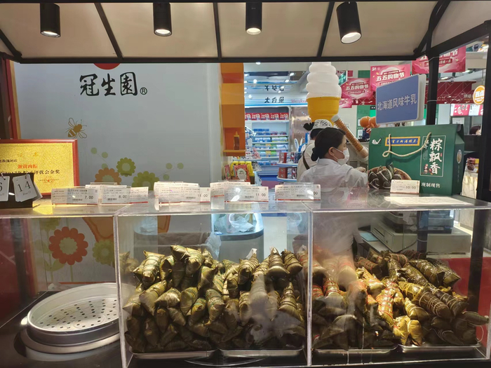 七宝老街汤团店的现包粽子。劳动报记者陆燕婷 摄影