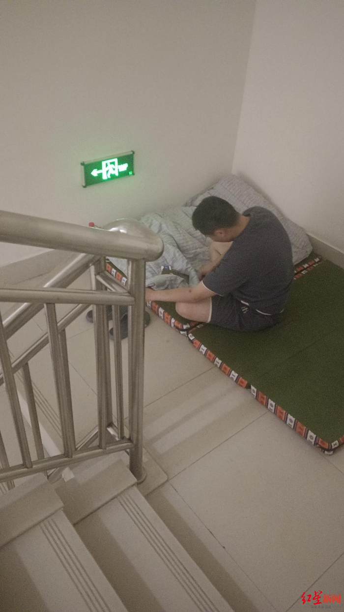 ↑为了节约用钱，小雨父亲在楼道里打地铺