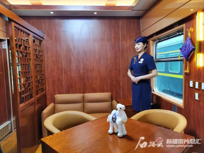 4月28日，“天山号”旅游专列内的卡座区。石榴云/新疆日报记者逯风暴摄