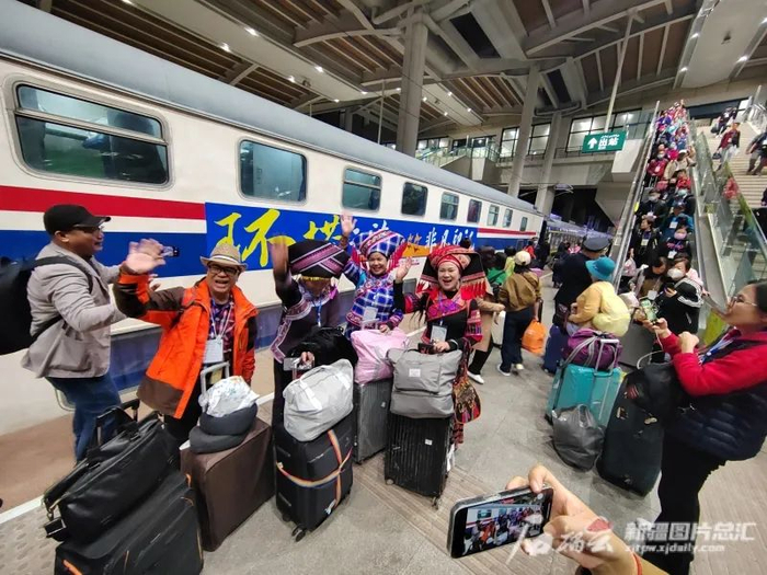 3月27日，游客在乌鲁木齐站准备乘坐Y936次‍首趟塔克拉玛干环线旅游专列。石榴云/新疆日报记者邹懿摄