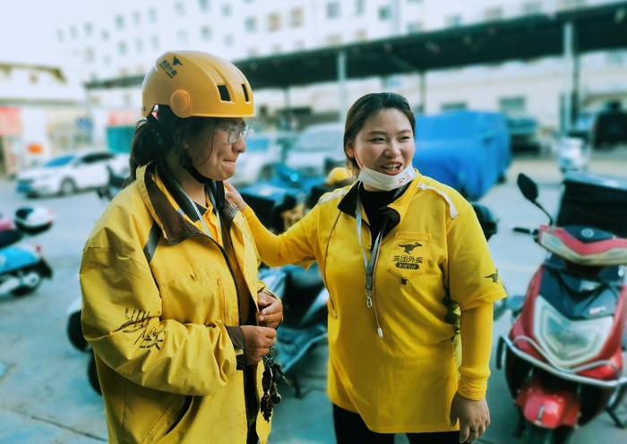 ▲95后姑娘董昱彤（左一）在沙漠边缘送外卖 月入1.5万。（摄影：施安）