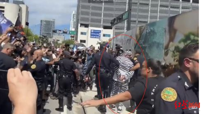 ↑特朗普反对者试图冲到车辆前方阻拦，不过被特工当场制服。图据海外网