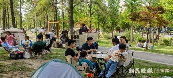 图说：美兰湖吸引众多游客 新民晚报记者 陈浩 摄（下同）